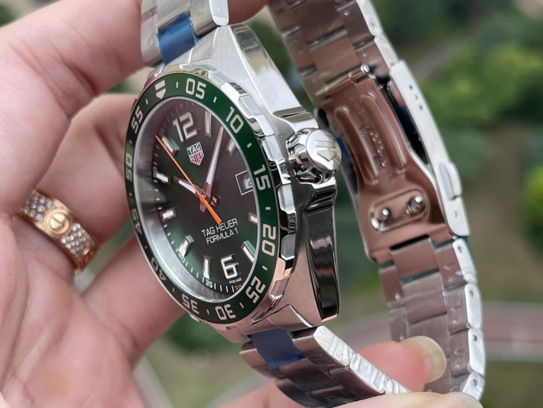 Best Swiss TAG Heuer Formula 1 WAZ1017.BA0842 Replica Watch - 43mm Green Dial & Stainless Steel, 100m Waterproof